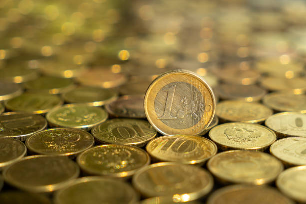 背景にルーブルとユーロの硬貨。造語。外貨両替のコンセプト - number 10 gold business paper currency ストックフォトと画像