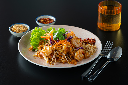 thai stir fried rice noodle with sweet and sour sauce