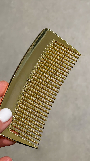 Opulent Golden Hair Comb Design