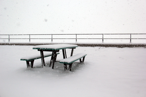 Piknik table in the middle of the snow