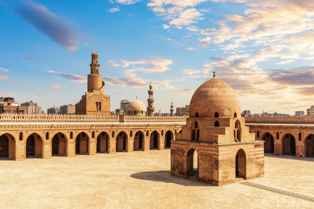 minarete e fonte de ablução da mesquita ibn tulun, vista colorida do cairo antigo, egito - courtyard arch arabic style cairo - fotografias e filmes do acervo
