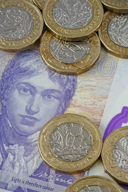 monete britanniche da 1 sterlina (una sterlina) usate in primo piano. - one pound coin british coin old uk foto e immagini stock