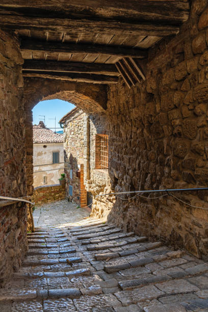 el hermoso pueblo de chiusdino en una soleada mañana de verano. provincia de siena, toscana, italia. - tuscany florence italy chianti region italy fotografías e imágenes de stock