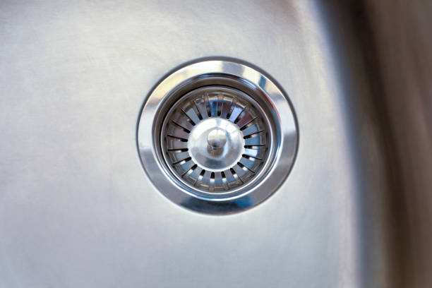 dry drain from a stainless steel kitchen basin, close up details - sink domestic kitchen kitchen sink faucet imagens e fotografias de stock