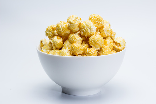 Popcorn covered in a caramel bath makes them more delicious and appetizing.