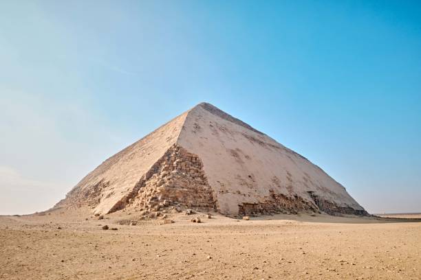 saqqara, 이집트, 카이로 근처의 파라오 snefru (sneferu)를위한 dahshur의 고대 구부러진 피라미드 - snofru 뉴스 사진 이미지