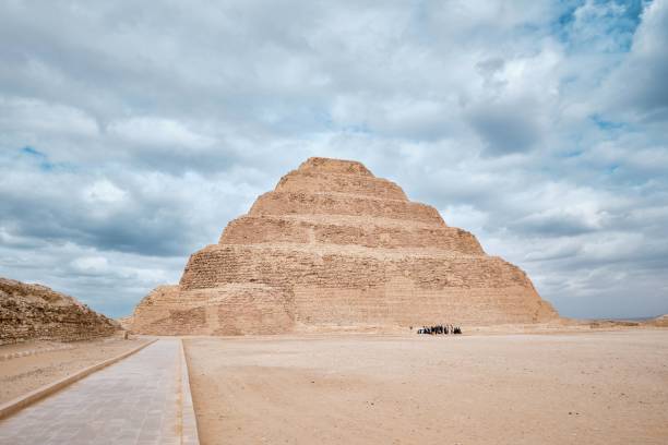 saqqara, egypt, the pyramid of djoser (or djeser and zoser), or step pyramid in the saqqara necropolis - the step pyramid of zoser imagens e fotografias de stock