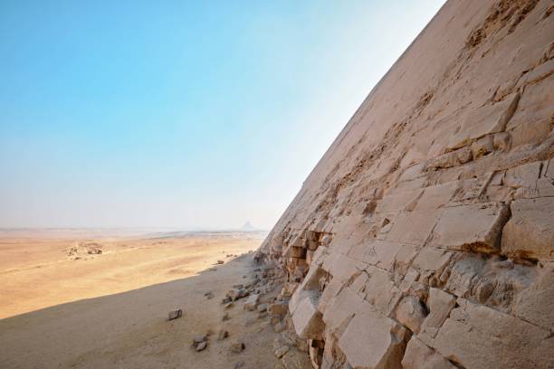 saqqara, 이집트 - 2024년 1월 2일: 카이로 근처의 파라오 스네프루를 위한 고대 구부러진 다슈르 피라미드 - snofru 뉴스 사진 이미지