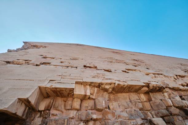 saqqara, 이집트 - 2024년 1월 2일: 카이로 근처의 파라오 스네프루를 위한 고대 구부러진 다슈르 피라미드 - snofru 뉴스 사진 이미지