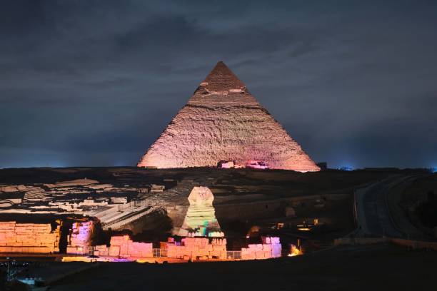 sphinx and pyramid of khafre (kefren) on giza plateau, cairo at the night lights, giza, egypt - sphinx night pyramid cairo imagens e fotografias de stock