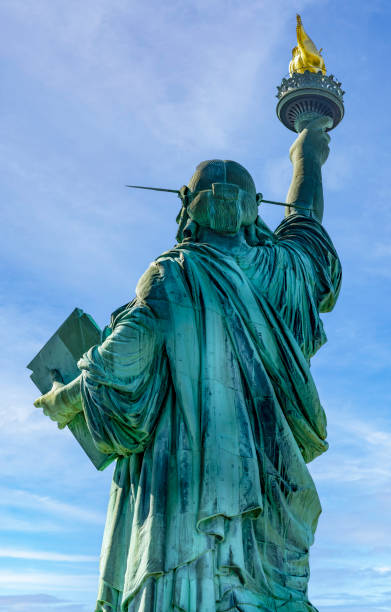 grande photo de dos de la statue de la liberté de new york (usa). - statue apple roman sculpture photos et images de collection