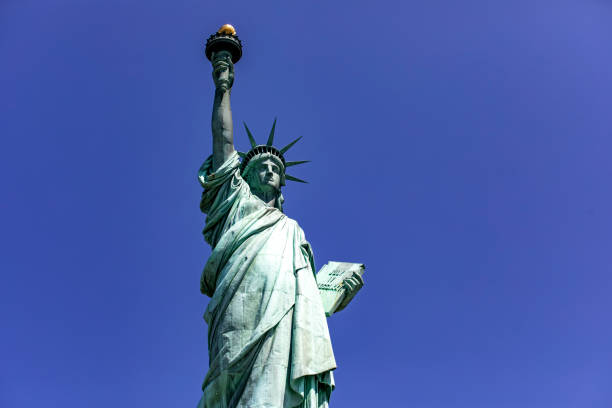 die lady of new york (usa) ist der name der freiheitsstatue. - statue apple roman sculpture stock-fotos und bilder