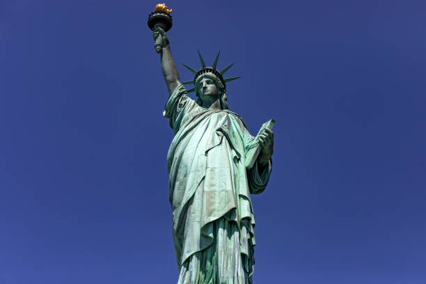 die lady of new york (usa) ist der name der freiheitsstatue. - statue apple roman sculpture stock-fotos und bilder