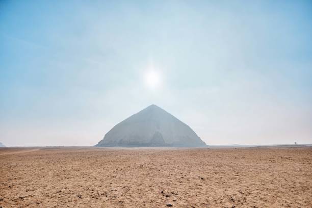 ファラオ・スネフルのためのダハシュールの古代曲がったピラミッド、カイロ近郊、サッカラ、エジプト - snofru ストックフォトと画像