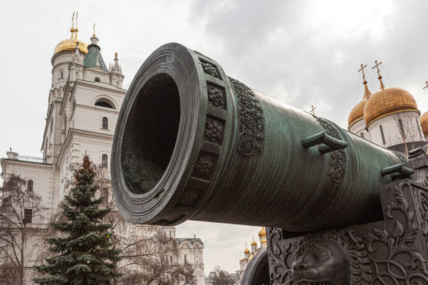 król cannon, car cannon, na moskiewskim kremlu. słynny pomnik car-puszka lub car-armata w kremlowskim parku. - car_puszka zdjęcia i obrazy z banku zdjęć