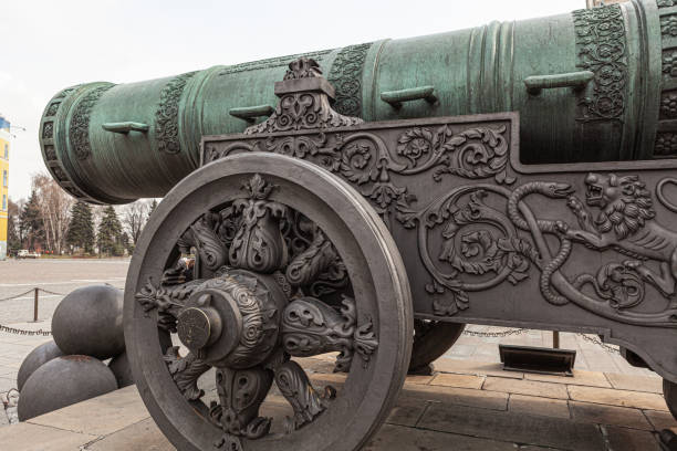 król cannon, car cannon, na moskiewskim kremlu. słynny pomnik car-puszka lub car-armata w kremlowskim parku. - car_puszka zdjęcia i obrazy z banku zdjęć