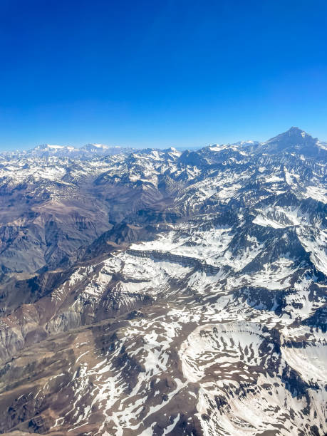 прекрасный вид с высоты птичьего полета на панорамное окно гор анд, покрытых снегом - argentina patagonia andes landscape стоковые фото и изображения