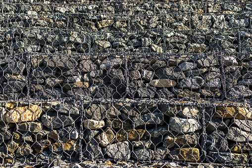 Stones embedded in a metal mesh for a modern look on the urban promenade.