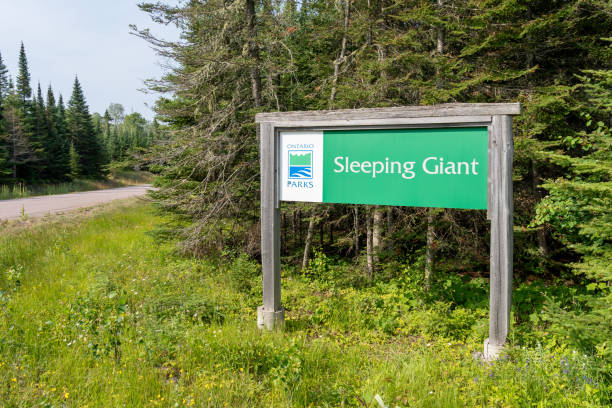 il cartello del parco provinciale gigante addormentato è visto nel lago del passaggio, on, canada - thunder bay canada ontario provincial park foto e immagini stock