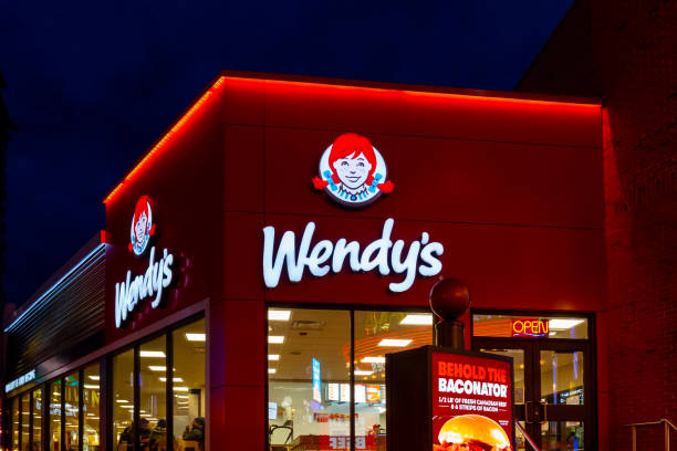 personas en el restaurante wendy's al anochecer en las cataratas del niágara, ontario, canadá - wendys fotografías e imágenes de stock