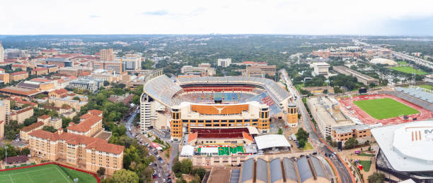 darrell k royal texas memorial stadium an der university of texas in austin - texas longhorns stock-fotos und bilder