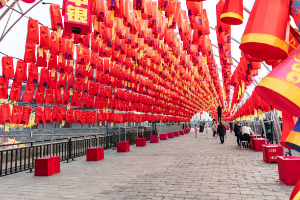 中国の 2023 年の旧正月、古都西安の壁に掛けられた祝福のランタン - china xian chinese lantern wall ストックフォトと画像