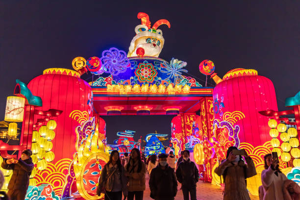 during china’s 2023 lunar new year, a light show was held on the ancient city wall of xi’an, attracting many tourists - china xian chinese lantern wall ストックフォトと画像