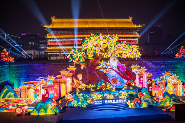 中国の2023年の旧正月には、西安の古城壁で光のショーが開催され、多くの観光客を魅了しました - china xian chinese lantern wall ストックフォトと画像