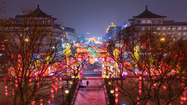 during china’s 2023 lunar new year, a light show was held on the ancient city wall of xi’an, attracting many tourists - china xian chinese lantern wall ストックフォトと画像