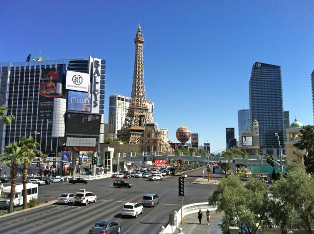 bally's hotel & eiffel tower at paris hotel, city centre в лас-вегас-стрип, невада - famous place eiffel tower clear sky urban scene стоковые фото и изображения