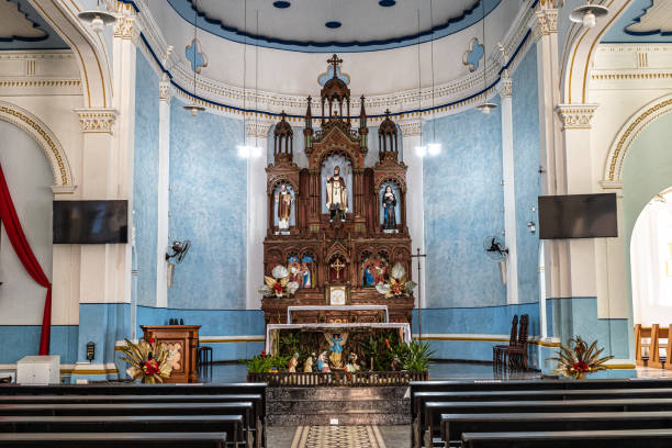 innenraum der kirche des heiligen virgilio in nova trento, santa catarina, brasilien. - piazza nova stock-fotos und bilder