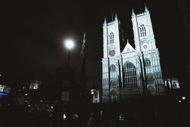 celebrating new year´s day on streets in london: new year's eve, victoria street, westminster abbey, westminster, central london england, britain, uk - westminster abbey city of westminster awe uk photos et images de collection