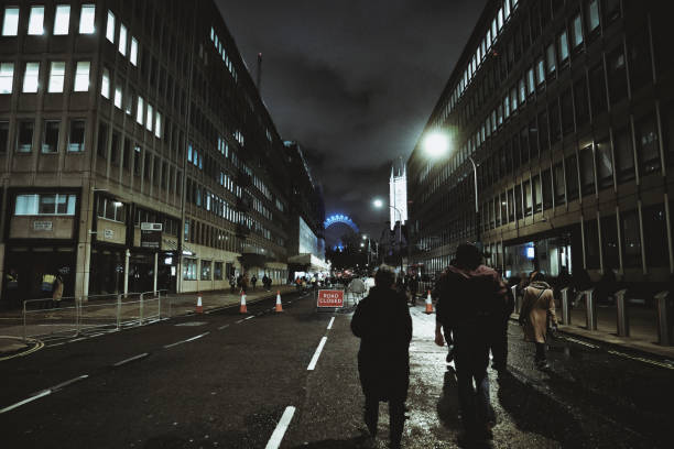 celebrating new year´s day in london: new year's eve, victoria street, westminster abbey & london eye, westminster, central london england, britain, uk - westminster abbey city of westminster awe uk photos et images de collection