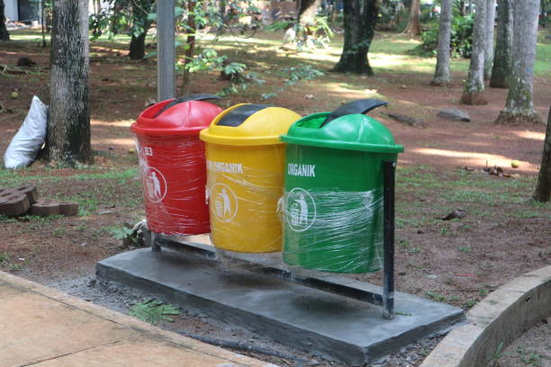 istock Three kind of Rubbish bin. Organic, non organic and B3 Trash can 1902064736