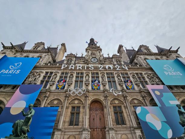 фасад мэрии парижа (l'hôtel-de-ville), анонсирующий олимпийские игры 2024 года в париже - summer olympic games стоковые фото и изображения