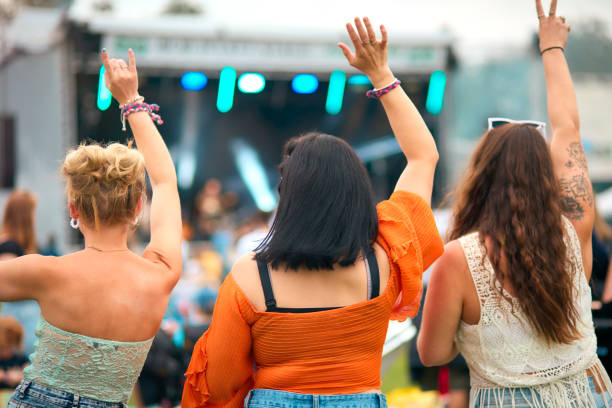 夏の音楽祭で踊る3人の女友達の裏姿 - music festival outdoors popular music concert spectator ストックフォトと画像