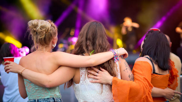 夏の音楽祭で踊る3人の女友達の裏姿 - music festival outdoors popular music concert spectator ストックフォトと画像