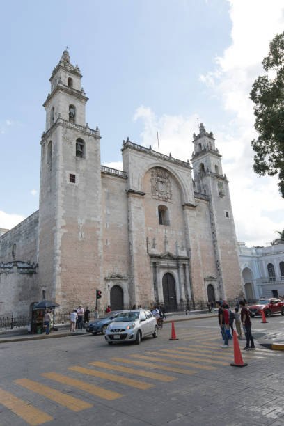 vista de la catedral de Mérida con gente caminando por la calle - foto de stock