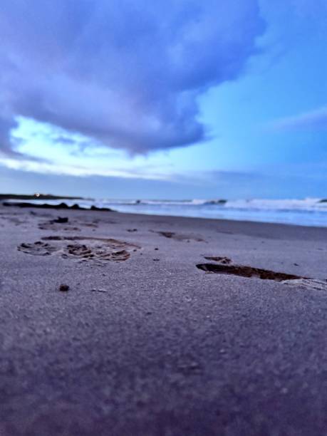 뱀버그 성 해변 발자국 - bamburgh castle beach sky 뉴스 사진 이미지