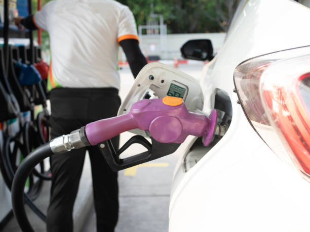 estação de bomba de reabastecimento petróleo bruto gasolina carro automóvel transporte indústria comércio veículo energia energia sustentável tanque de diesel mangueira negócio galão de petróleo combustível fóssil benzina elétrica - fuel pump gas station gasoline fossil fuel - fotografias e filmes do acervo