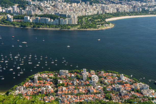 rio de janeiro, brasil. bairro da urca, baía de guanabara e ao fundo o bairro do flamengo. - rio de janeiro guanabara bay residential structure urca - fotografias e filmes do acervo