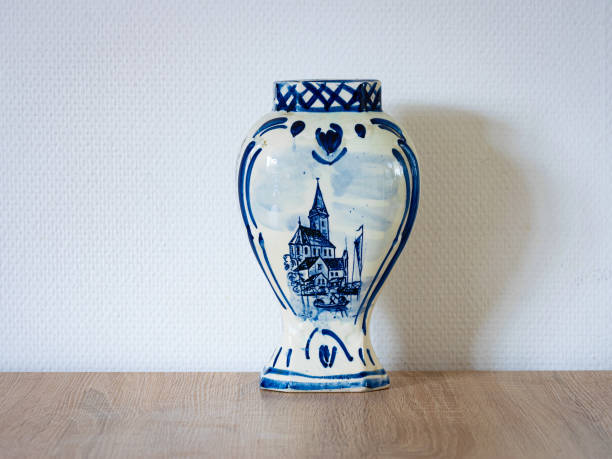 jarrón de cerámica azul delft - dutch culture delft souvenir blue fotografías e imágenes de stock