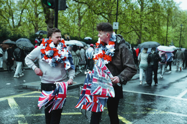 пикадилли в день коронации в лондоне, англия, великобритания - queen jubilee crowd london england стоковые фото и изображения