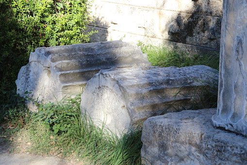 Muğla, Kavaklıdere district is connected to the village Derebağ. The origin of the Hittite inscriptions Hyllarıma name Luwi mentioned because it is thought Wallarima'dan. When it was founded by the city, and who failed to win certainty. The ruins of the Roman era to today has been reached. Moreover, the period of Roman coins are ridden city.\nAs one of the oldest settlements of the Carian civilization, and in the next century, is known to move to settlements Termassos. Stonework on the walls Hyllarıma'nın with Leleg structure shows close similarities. In this regard, the history of urban migration from the previous year, Dor is possible to download. However, scientific excavations in the region to clarify this situation will be after. Consists of a rectangular block walls have been rough. Thickness of 2 m. Good find. Providing access to the city and was very well preserved west gate BC 400 in the first half, was held Mausolleus period. Roman period have been destroyed, the hillside on the theater's seating skenesi levels reached today in very good condition.\nThe city's other structures to be used for stones in the new field is large necropol unraveled major damage to your treasure.