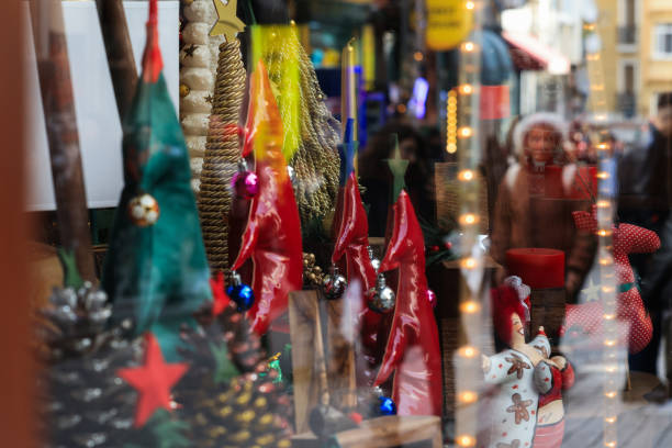 vue sur la rue reflétée dans une vitrine décorée pour la nouvelle année - window display toy store store christmas photos et images de collection