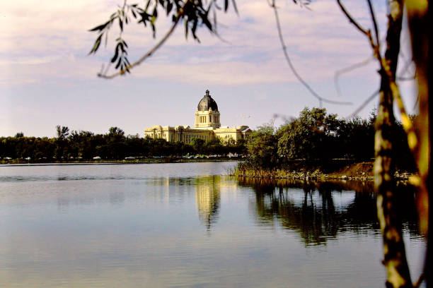 regina - saskatchewan regina parliament building wascana lake ストックフォトと画像