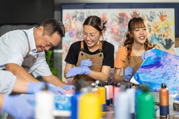 4K Group of Asian senior people learning acrylic pouring art together. 4K Group of Happy Asian senior people learning acrylic pouring art workshop at art studio. Elderly retired man and woman enjoy and fun with colorful abstract modern art painting in classroom. abstract oil painting for beginners stock pictures, royalty-free photos & images