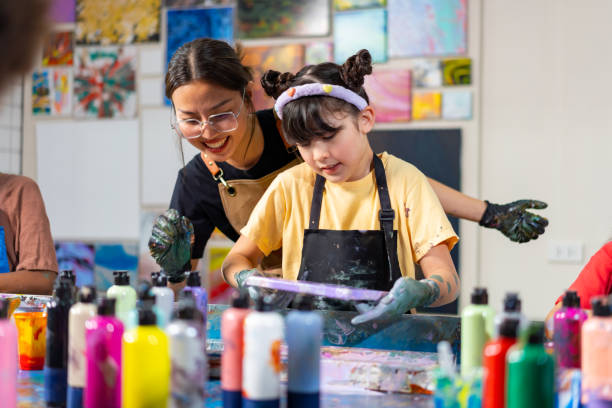 Group of Diversity school children learning acrylic art together in art class. Group of Diversity school children learning acrylic pouring art on canvas workshop with teacher at art studio. Happy boys and girls enjoy and fun with colorful abstract modern art painting in classroom. abstract oil painting for beginners stock pictures, royalty-free photos & images
