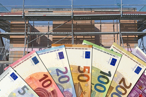 Symbolic image: Euro bills in front of a shell construction