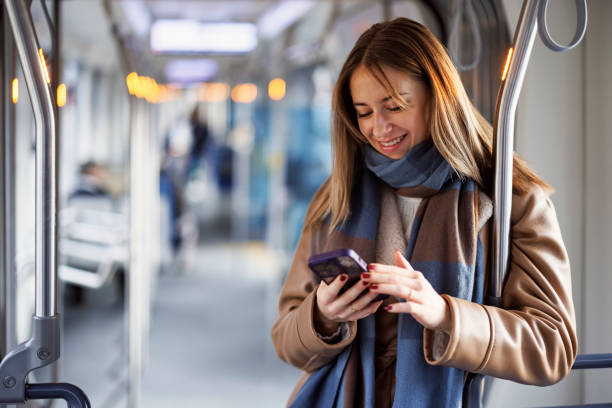 adolescente que viaja en tranvía - transporte público fotografías e imágenes de stock